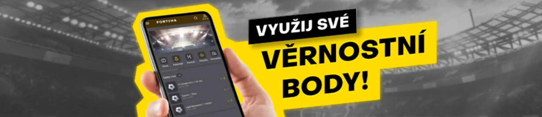Využij své věrnostní body v aplikaci Fortuna a získej odměny Ruka držící chytrý telefon s aplikací Fortuna, vedle textu Využij své věrnostní body na stadionovém pozadí